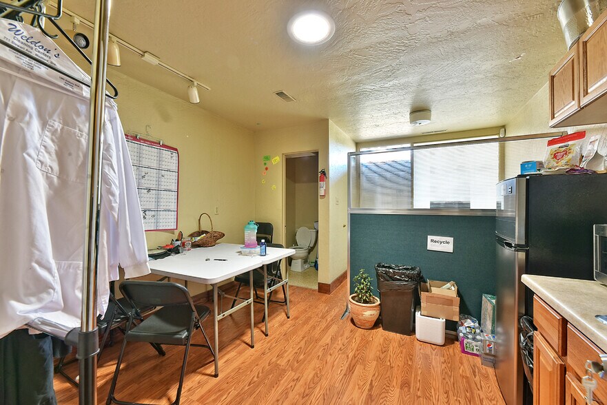 More Photos Of 993 Siskiyou Blvd, Ashland Office For Sale