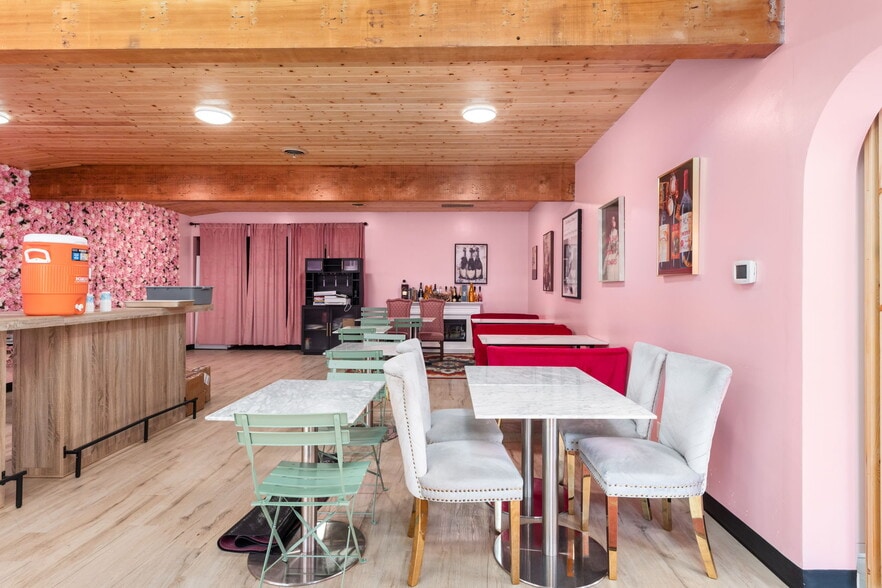 More Photos Of 3343 SE Hawthorne Blvd, Portland Freestanding For Sale