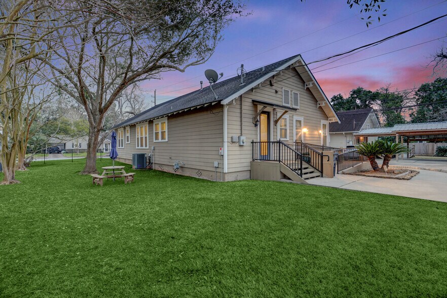 More Photos Of 206 Brooks St, Sugar Land Office Residential For Sale