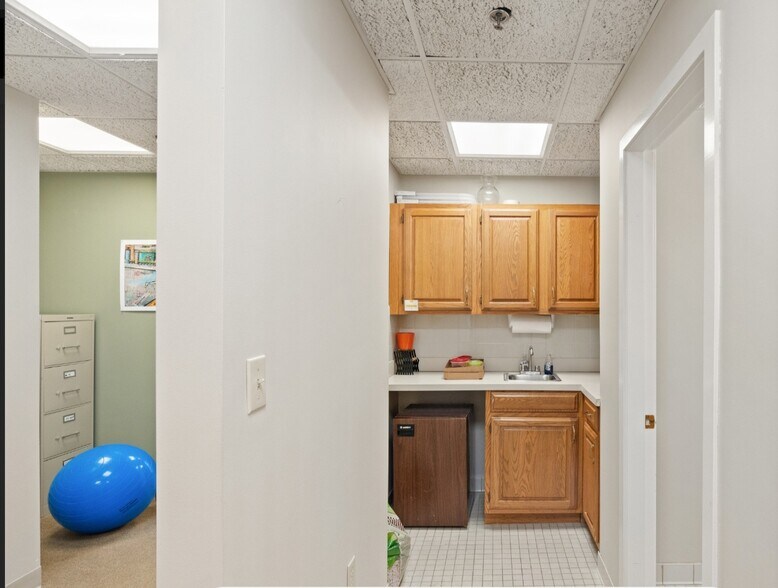 More Photos Of 871 Turnpike St, North Andover Office For Lease