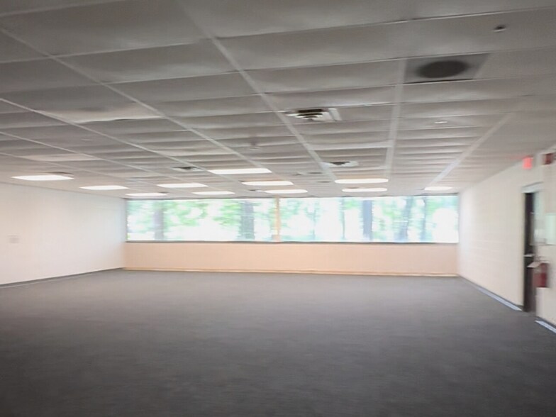 More Photos Of 15203 S Commerce Dr, Dearborn Manufacturing For Lease