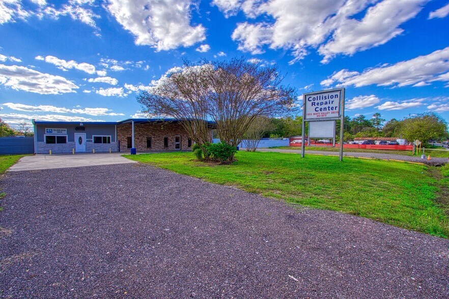 Primary Photo Of 11815 Misty Dr, Houston Light Manufacturing For Sale
