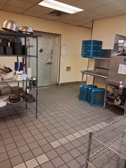More Photos Of 605 S 10th St, Burlington General Retail For Sale