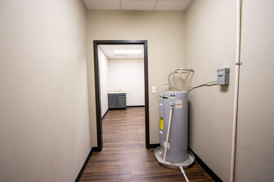 More Photos Of 170 Pontiac Business Center Dr, Elgin Warehouse For Lease