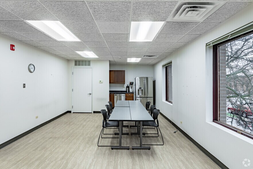 More Photos Of 625 N North Ct, Palatine Unknown For Lease