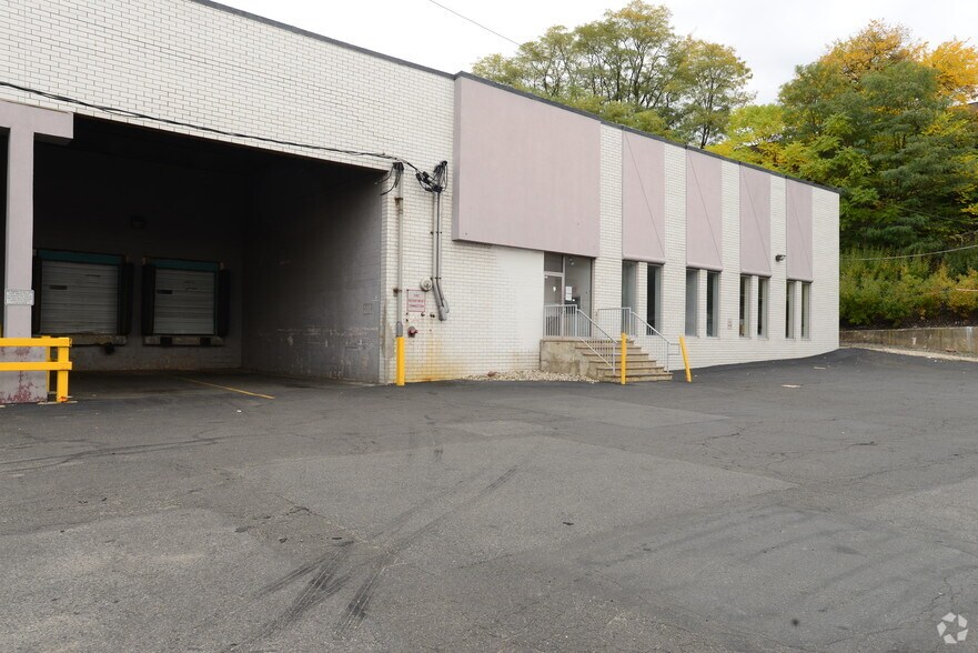 More Photos Of 585 Industrial Rd, Carlstadt Warehouse For Lease