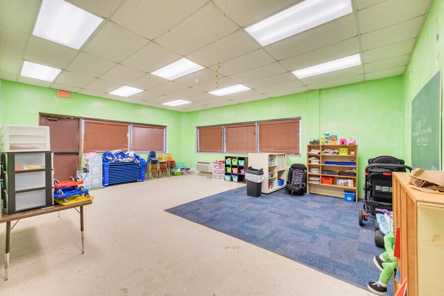 More Photos Of 3170 N McMullen Booth Rd, Clearwater Schools For Lease