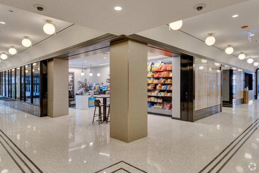 More Photos Of 121 W Wacker Dr, Chicago Office For Lease