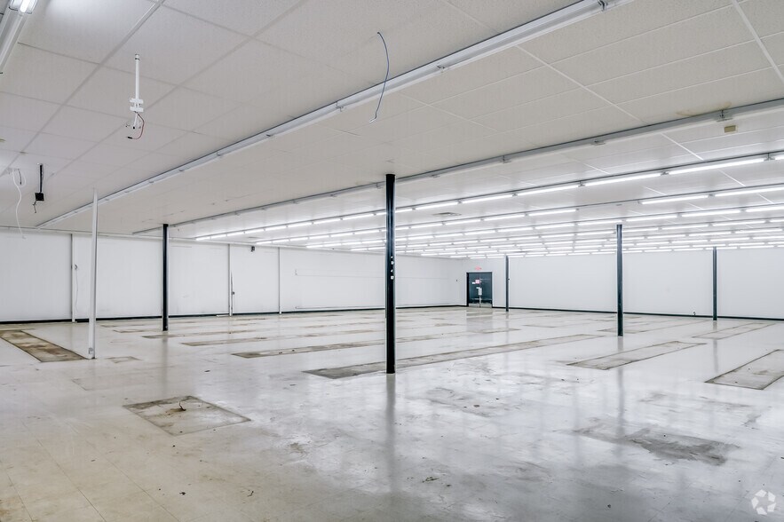 More Photos Of 1300 E Locust St, Milwaukee Convenience Store For Sale