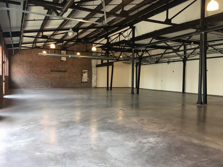 More Photos Of 1800 E State St, Hamilton Showroom For Lease