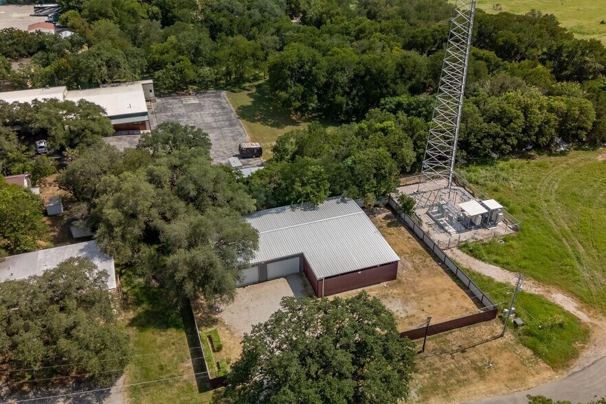 More Photos Of 201 W 9th St, Burnet Warehouse For Lease