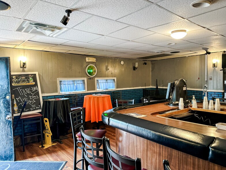More Photos Of 1300 N Claymont St, Wilmington Bar For Sale