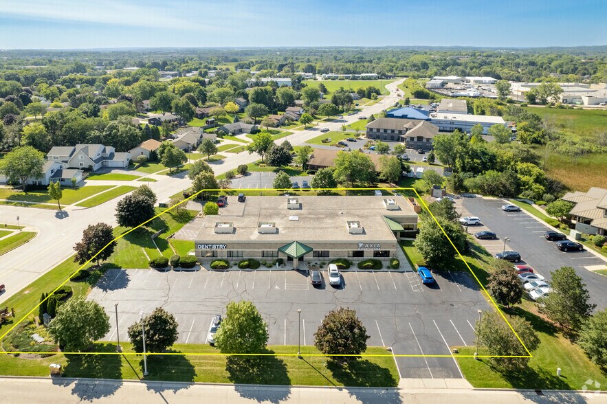 More Photos Of 285 Forest Grove Dr, Pewaukee Office For Lease