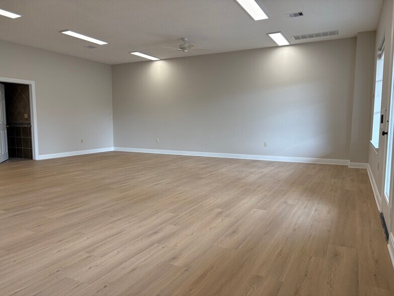 More Photos Of 17130 Townes Rd, Friendswood Warehouse For Lease