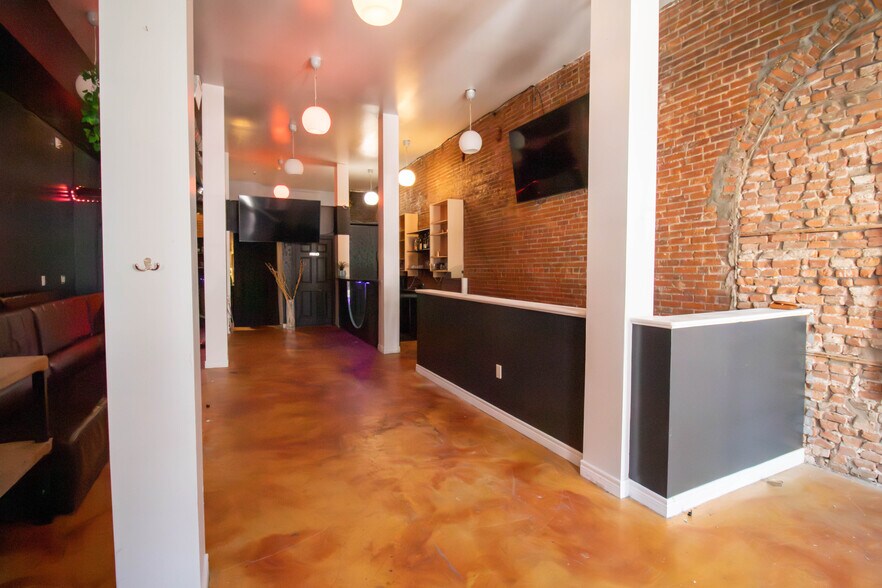 More Photos Of 108 St Paul St E, St Catharines Storefront Retail Office For Lease