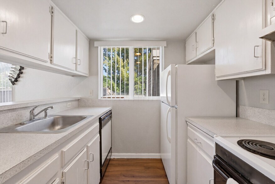 More Photos Of 14506 NE 6th Pl, Bellevue Apartments For Sale