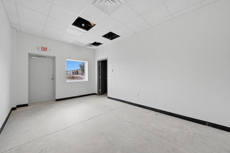 More Photos Of 109 - 117 Ava dr, Hewitt Warehouse For Lease