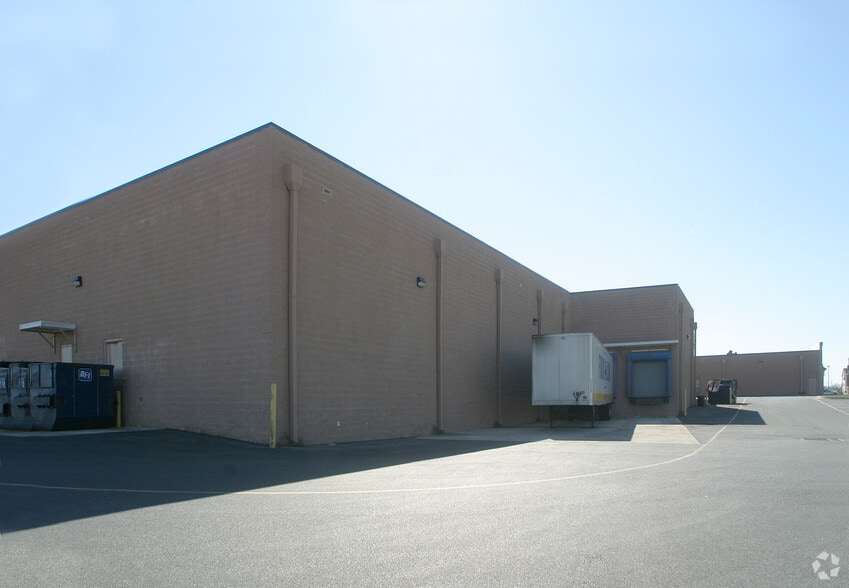 More Photos Of 17252 N Village Main Blvd, Lewes General Retail For Lease