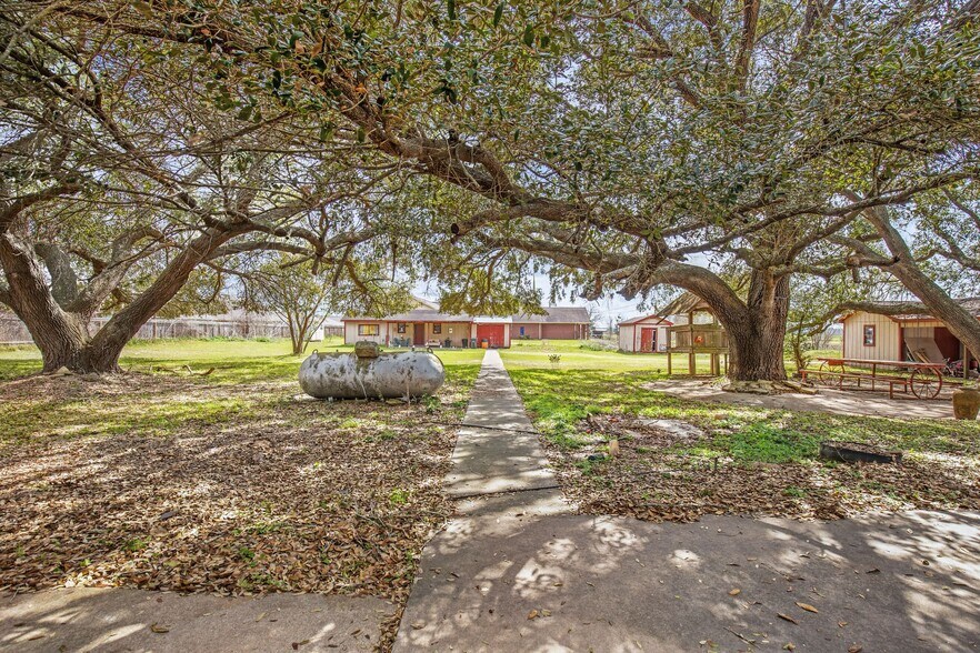 More Photos Of 9418 County Road 423, Navasota Specialty For Sale