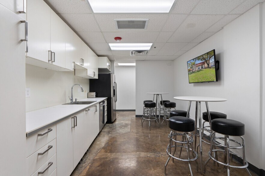 More Photos Of 13702 Gamma Rd, Dallas Light Manufacturing For Sale