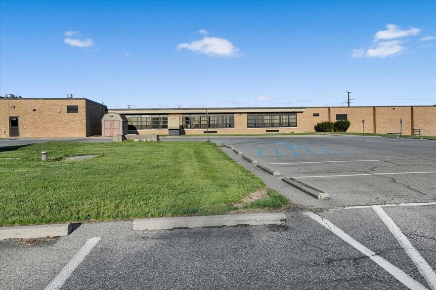 More Photos Of 2835 Mountain View Dr, Bath Office For Sale