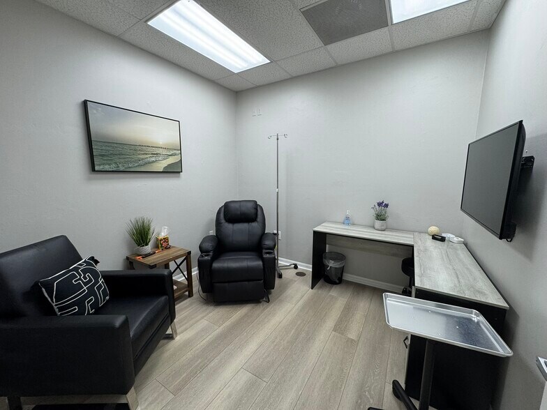 More Photos Of 3447 Pine Ridge Rd, Naples Medical For Sale