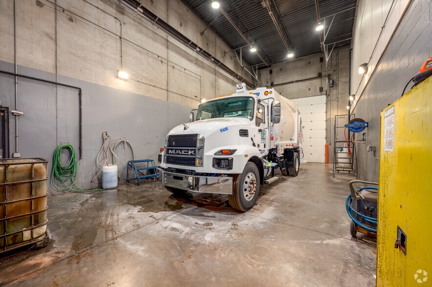 More Photos Of 5550 Poindexter Dr, Indianapolis Distribution For Sale