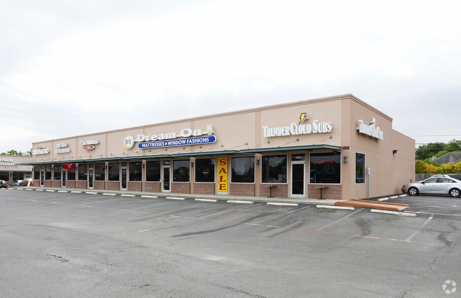 More Photos Of 1312 E Common St, New Braunfels Unknown For Lease