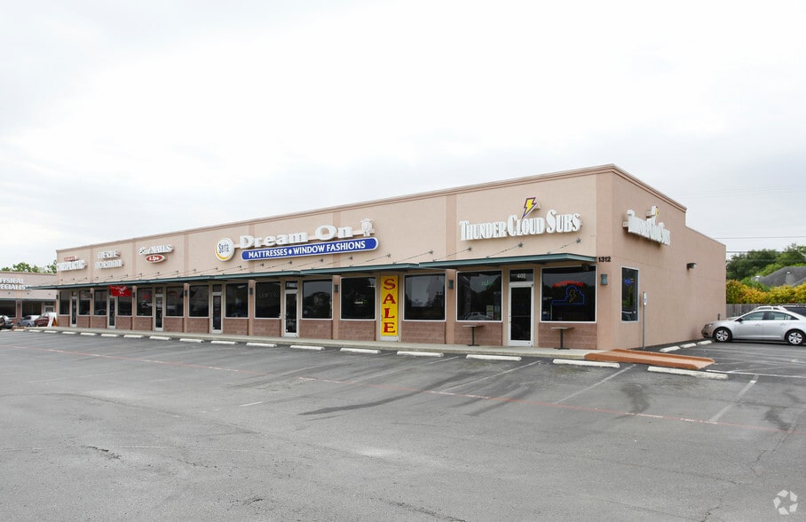 More Photos Of 1312 E Common St, New Braunfels Unknown For Lease