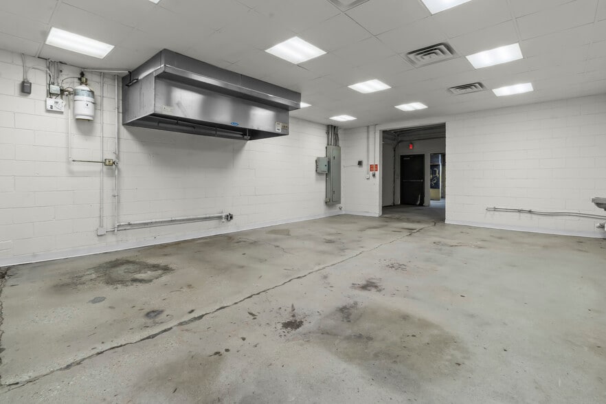 More Photos Of 1417 Commerce Ave, Indianapolis Manufacturing For Lease