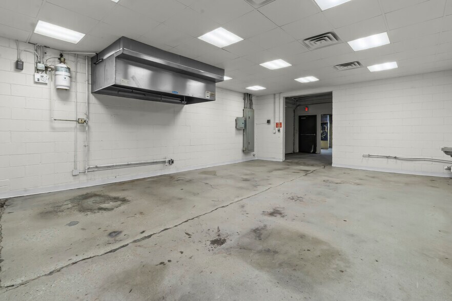 More Photos Of 1417 Commerce Ave, Indianapolis Manufacturing For Lease