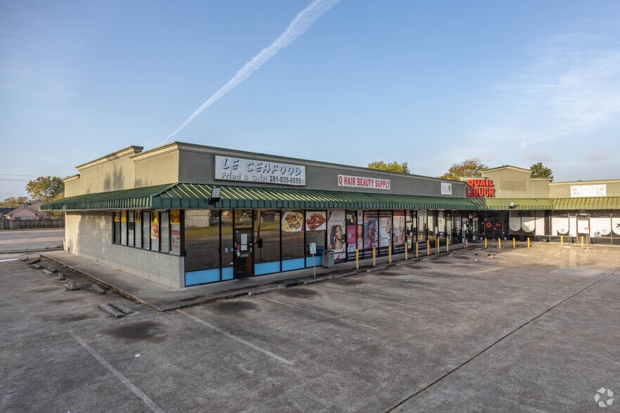 More Photos Of 15948 Post Oak Rd, Houston General Retail For Sale