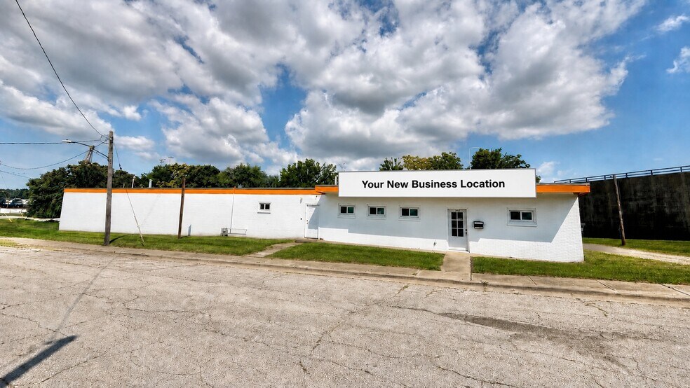 Primary Photo Of 707 N Lumber St, Bloomington Industrial For Sale