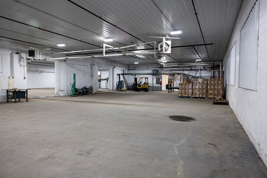 More Photos Of 246 E 4th St, Ashland Light Distribution For Sale