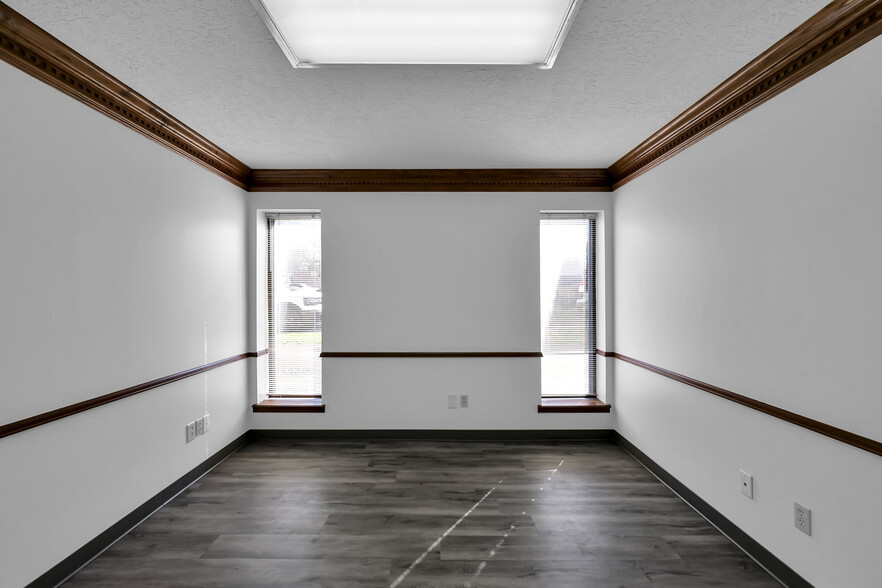 More Photos Of 903 Hillcrest Dr, Conroe Office For Sale
