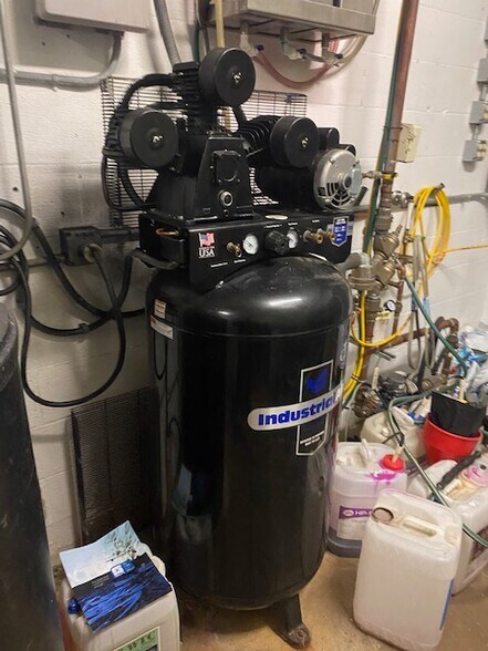 More Photos Of 1025 W 4th St, Monroe Carwash For Sale