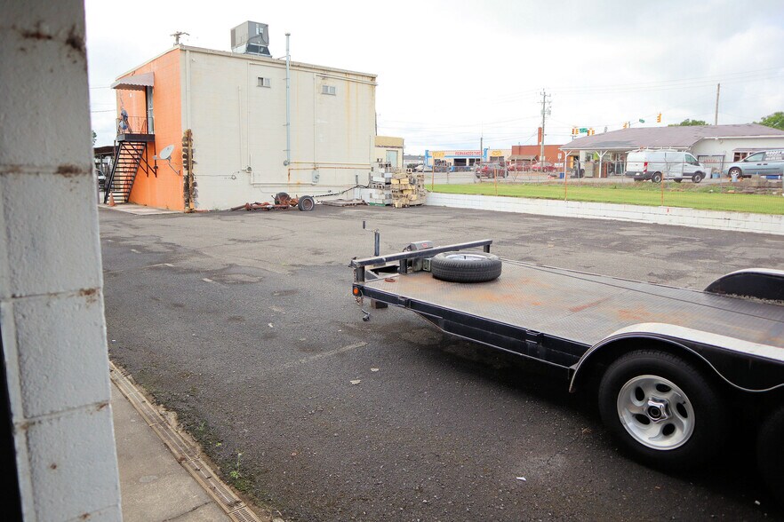 More Photos Of 395 S Ocoee St, Cleveland Showroom For Sale