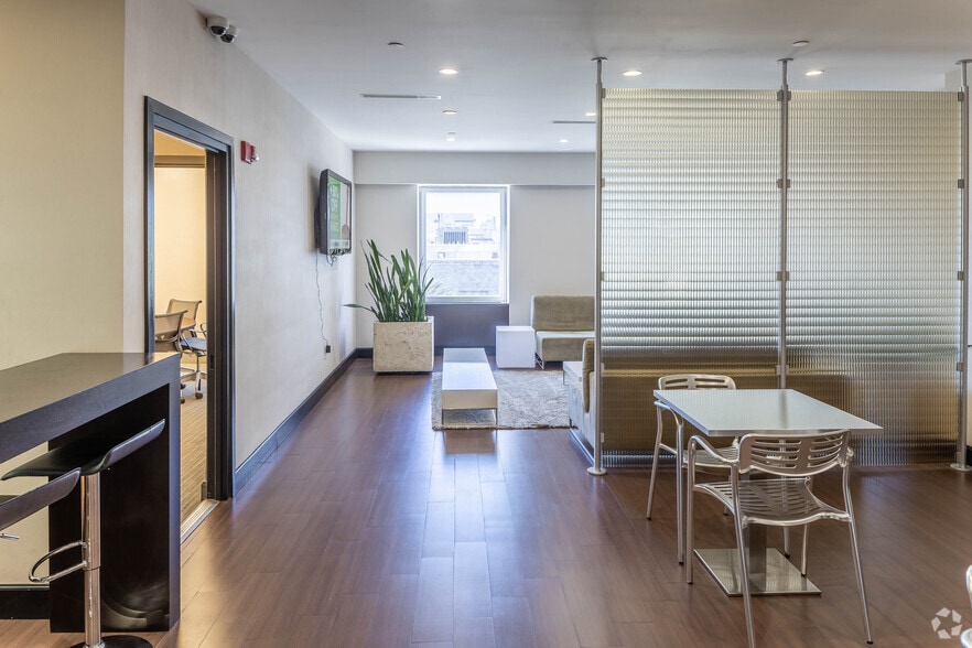 More Photos Of 401-407 Lincoln Rd, Miami Beach Office For Lease