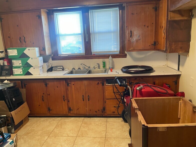 More Photos Of 303 Bridgeway Ave, Old Hickory Office For Sale