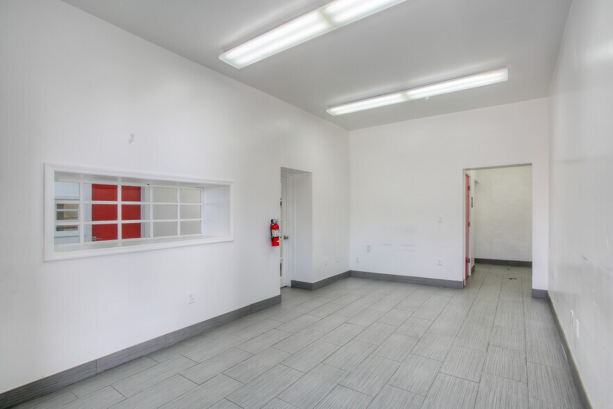 More Photos Of 3500 NW 71st St, Miami Warehouse For Lease