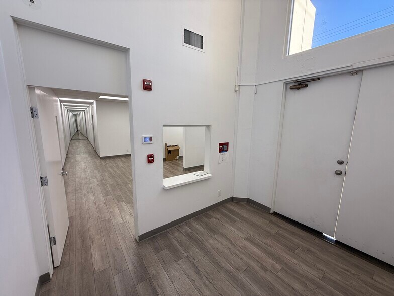 More Photos Of 8929 Oso Ave, Chatsworth Manufacturing For Lease