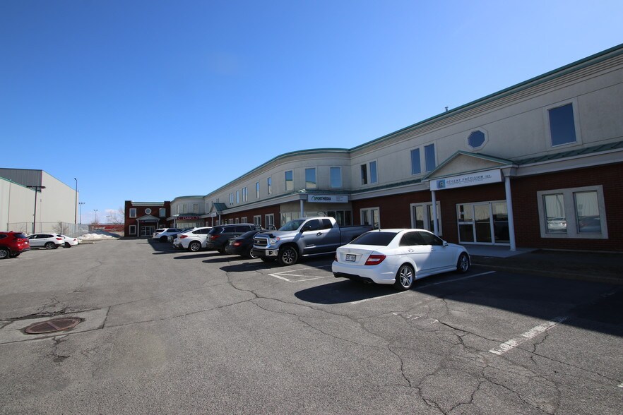 More Photos Of 102-118 Ch Du Tremblay, Boucherville Warehouse For Lease
