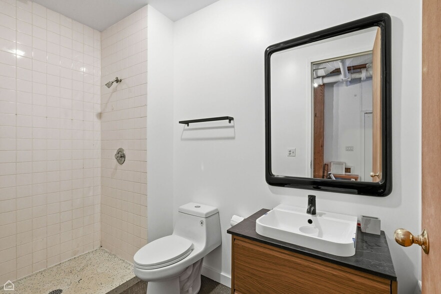 More Photos Of 2401 W Ohio St, Chicago Apartments For Sale