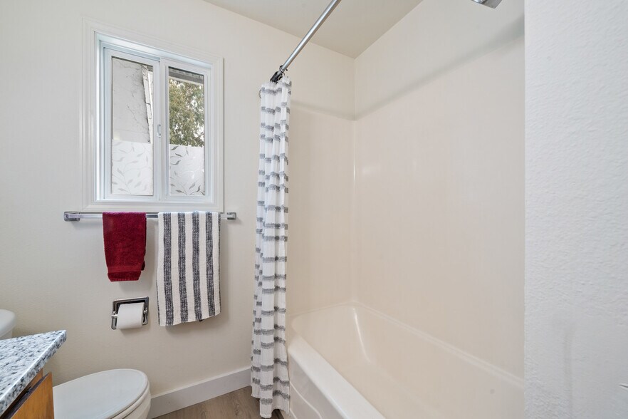 More Photos Of 1009-1011 Grove Ave, Tillamook Apartments For Sale