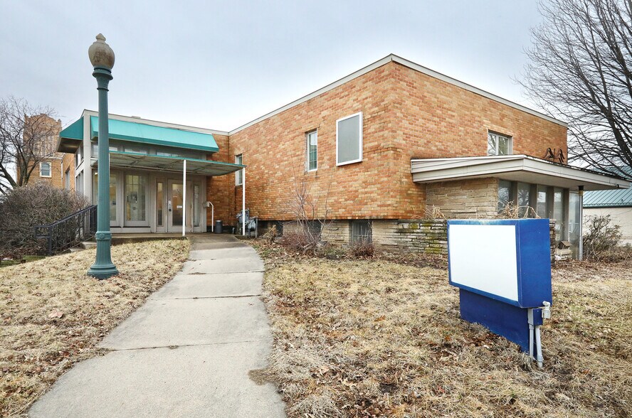 Primary Photo Of 321 E 3rd St N, Newton Medical For Lease