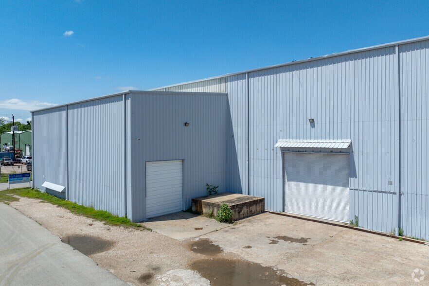 More Photos Of 1301 Hays St, Houston Warehouse For Lease
