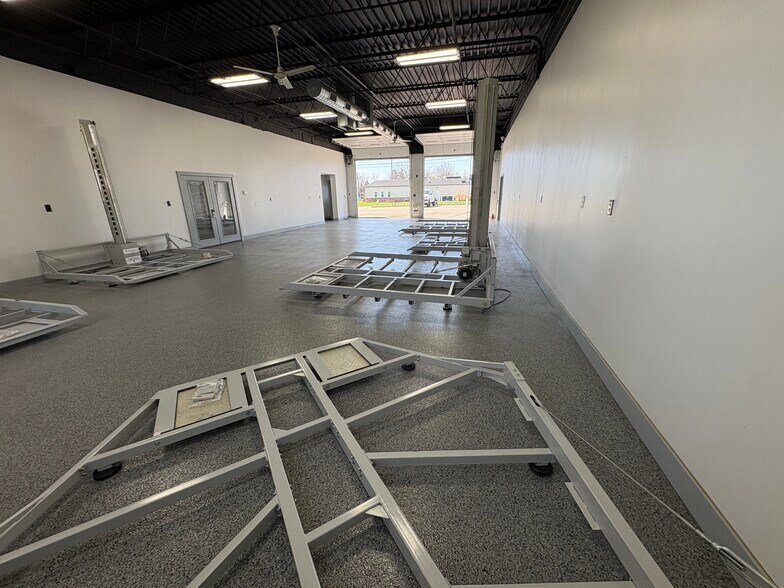 More Photos Of 5513 N Oxford St, Indianapolis Service For Lease