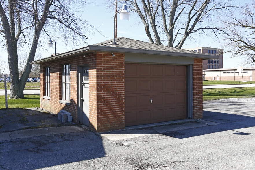 More Photos Of 1360 S Lake Park Ave, Hobart Office For Lease