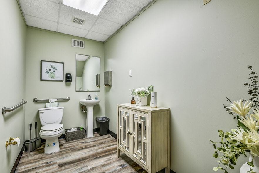 More Photos Of 2401 Parkwood Ave, Friendswood Office For Sale