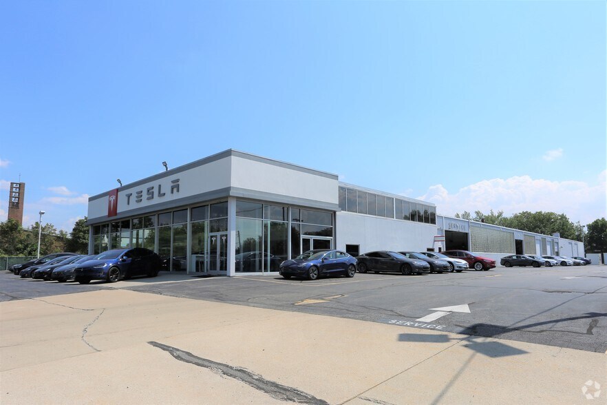 More Photos Of 5180 Mayfield Rd, Lyndhurst Auto Dealership For Sale